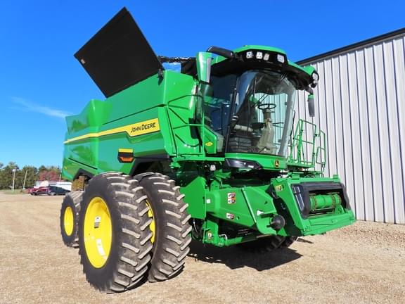 Image of John Deere S7 700 equipment image 1