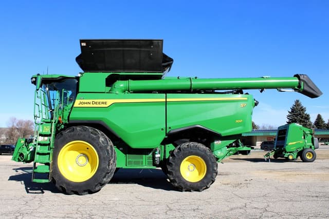 Image of John Deere S7 700 equipment image 2