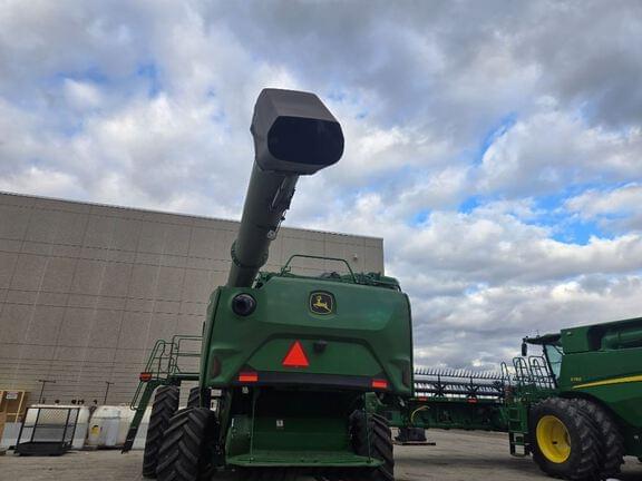 Image of John Deere S7 700 equipment image 2