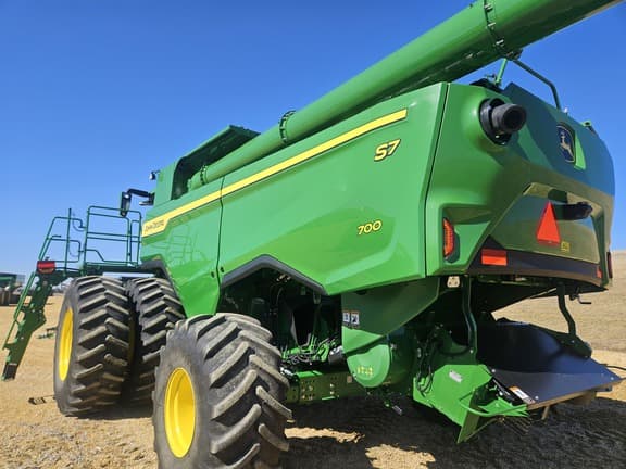Image of John Deere S7 700 equipment image 3