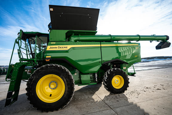 Image of John Deere S7 700 equipment image 2