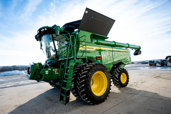 Image of John Deere S7 700 Primary image