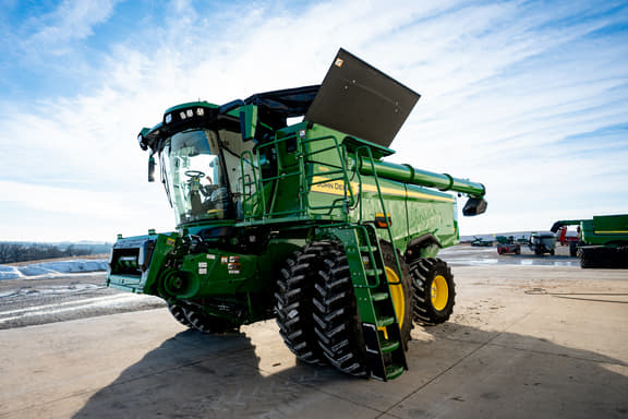 Image of John Deere S7 700 equipment image 1