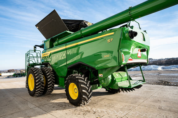 Image of John Deere S7 700 equipment image 4