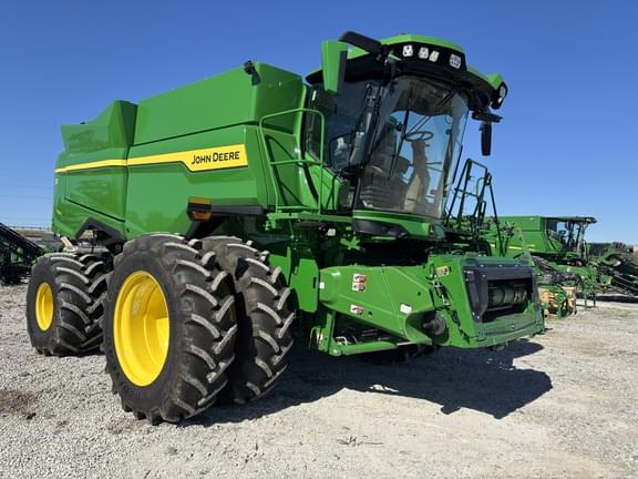 Image of John Deere S7 700 equipment image 1