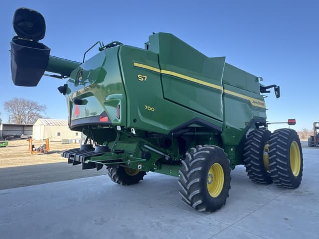 Image of John Deere S7 700 equipment image 4