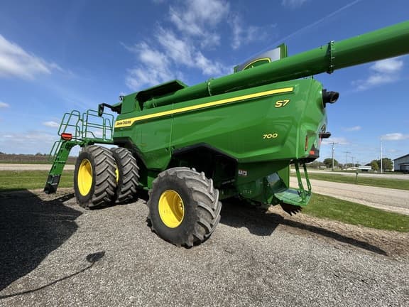 Image of John Deere S7 700 equipment image 2