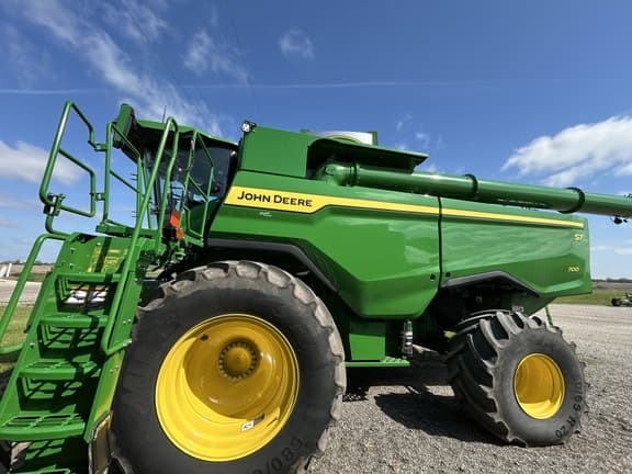 Image of John Deere S7 700 equipment image 1
