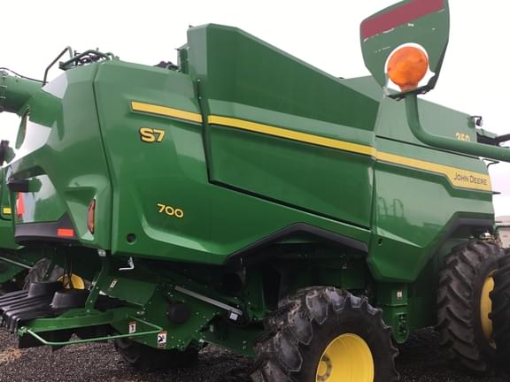 Image of John Deere S7 700 equipment image 2