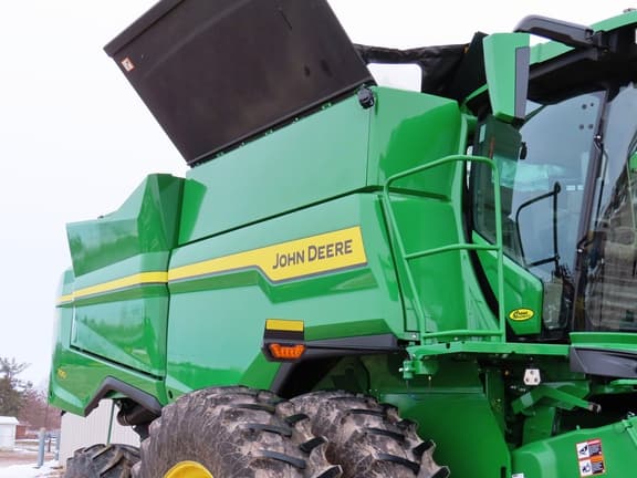 Image of John Deere S7 700 equipment image 2