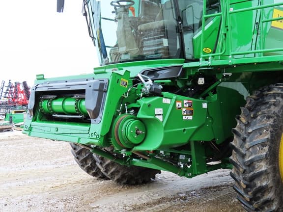 Image of John Deere S7 700 equipment image 4