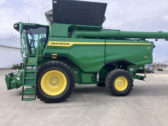 Image of John Deere S7 700 equipment image 1