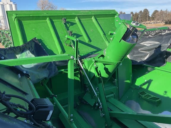 Image of John Deere S7 700 equipment image 2