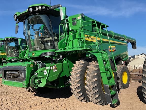 Image of John Deere S7 700 equipment image 1