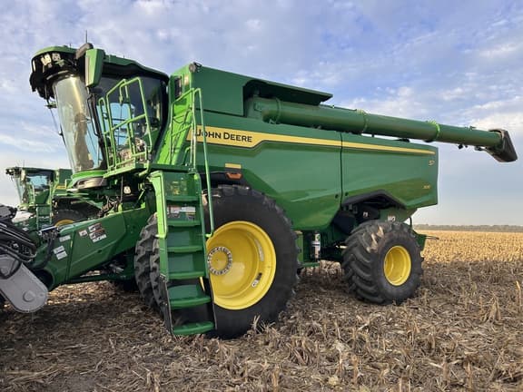 Image of John Deere S7 700 equipment image 2