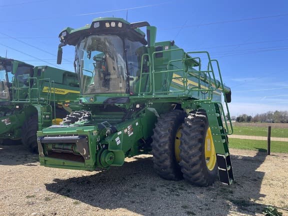 Image of John Deere S7 700 equipment image 1