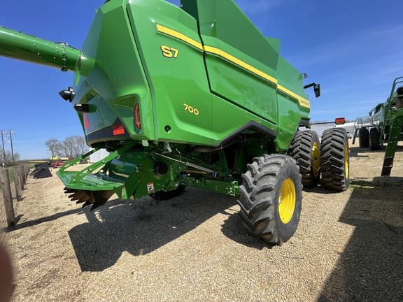Image of John Deere S7 700 equipment image 4