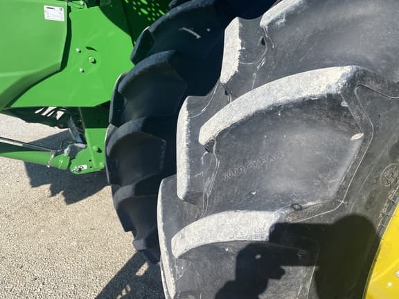 Image of John Deere S7 700 equipment image 4