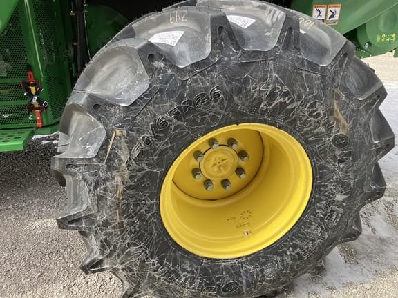 Image of John Deere S7 700 equipment image 4