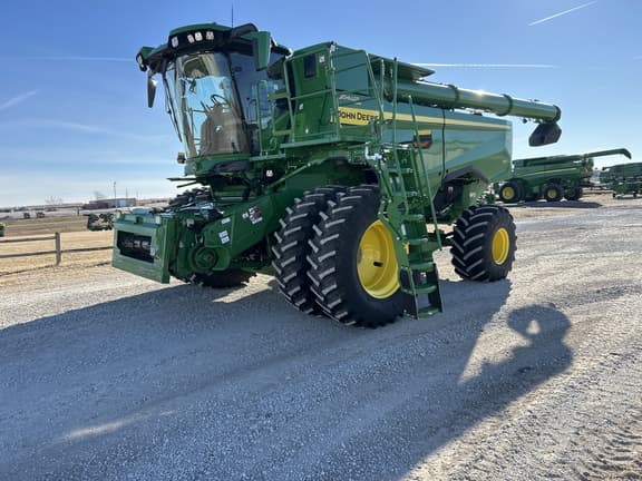 Image of John Deere S7 700 equipment image 2