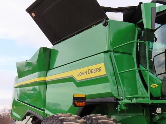 Image of John Deere S7 700 equipment image 2