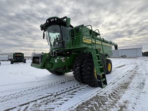 2025 John Deere S7 700 Image