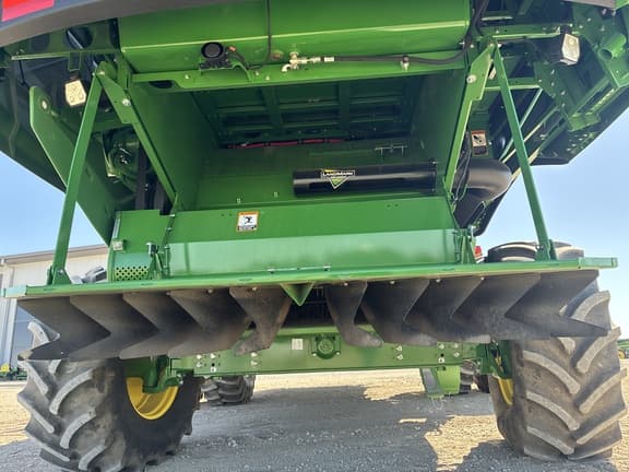 Image of John Deere S7 700 equipment image 4
