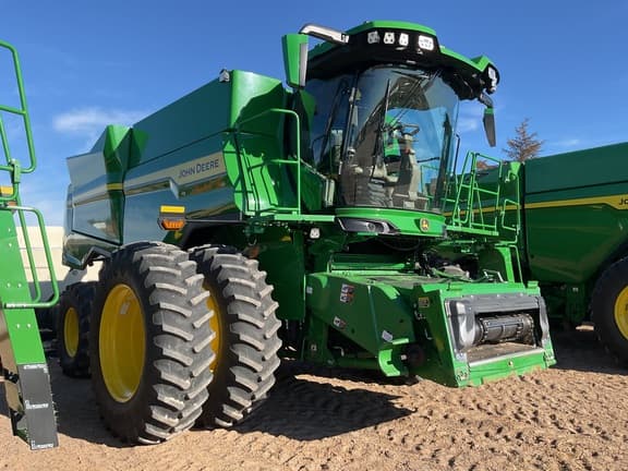 Image of John Deere S7 700 equipment image 1