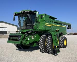 2025 John Deere S7 700 Image