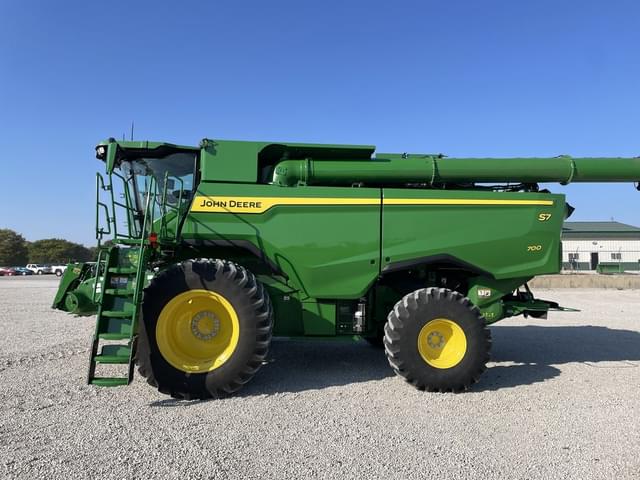 Image of John Deere S7 700 equipment image 2
