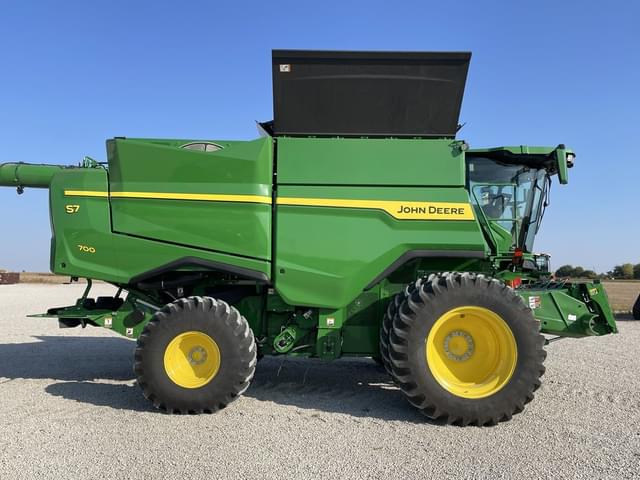 Image of John Deere S7 700 equipment image 4