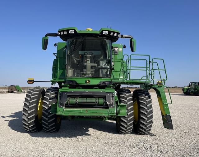 Image of John Deere S7 700 equipment image 1