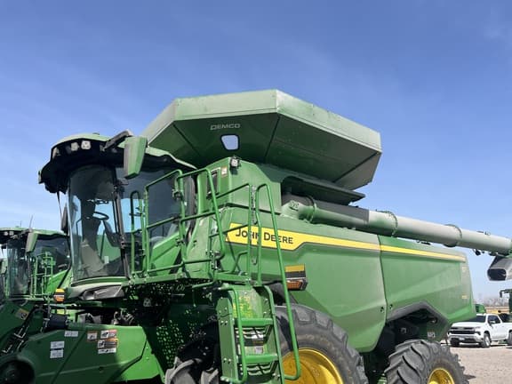 Image of John Deere S7 700 equipment image 4