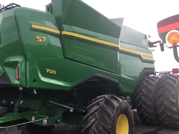 Image of John Deere S7 700 equipment image 2