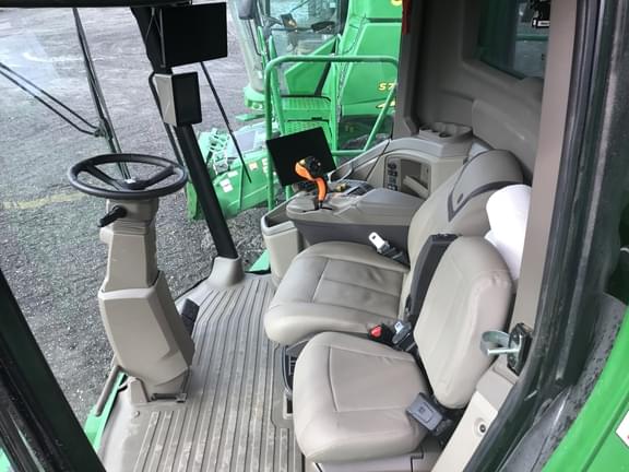 Image of John Deere S7 700 equipment image 4