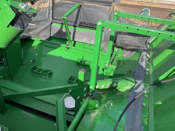 Image of John Deere S7 700 equipment image 2