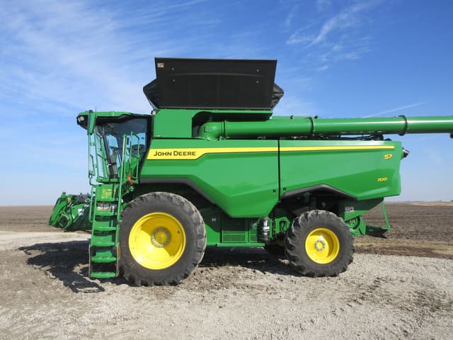 Image of John Deere S7 700 equipment image 1