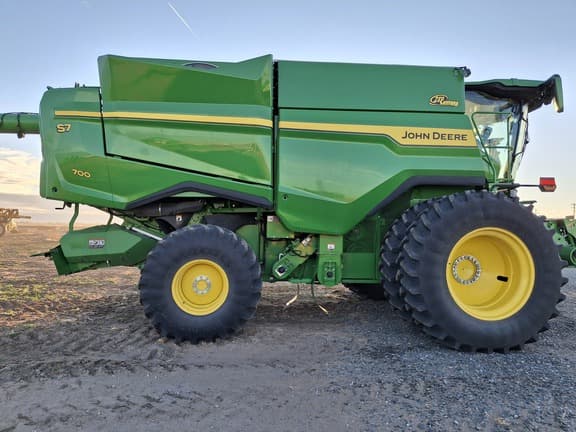 Image of John Deere S7 700 equipment image 1