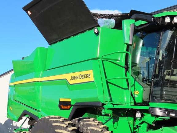Image of John Deere S7 700 equipment image 2