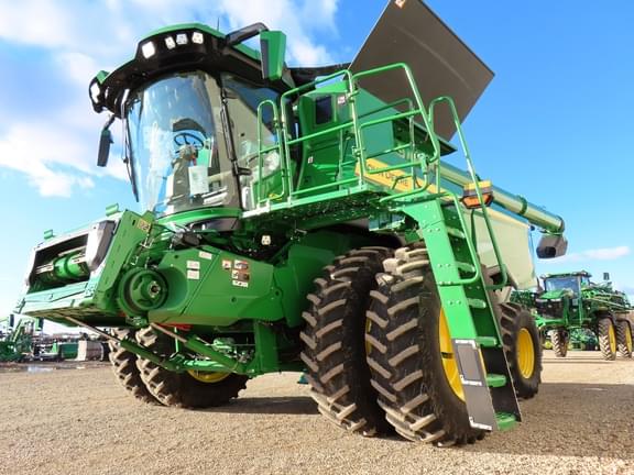 Image of John Deere S7 700 equipment image 4