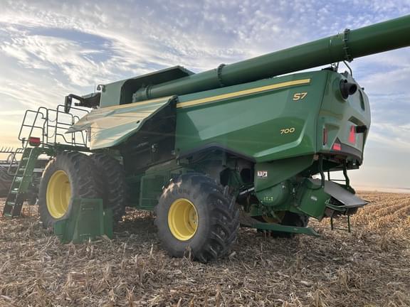 Image of John Deere S7 700 equipment image 1