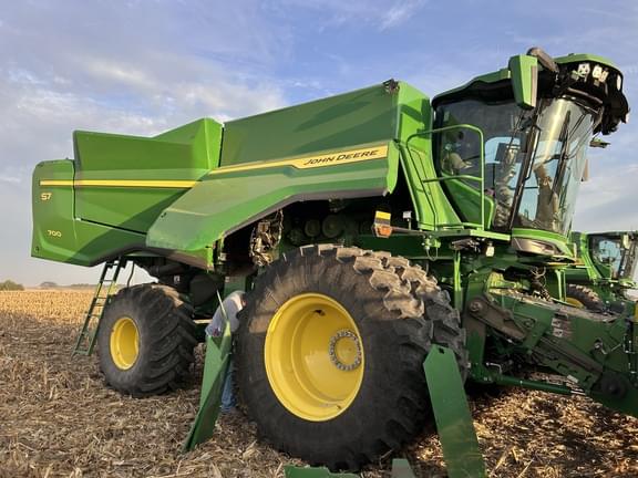 Image of John Deere S7 700 equipment image 3