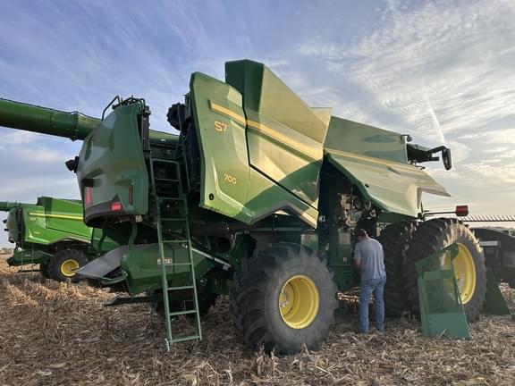Image of John Deere S7 700 equipment image 2