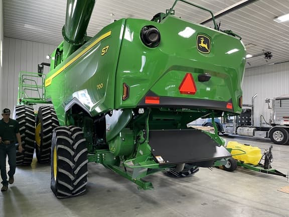 Image of John Deere S7 700 equipment image 2