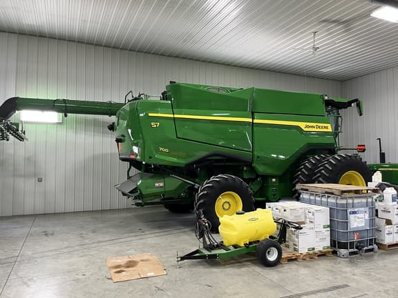 Image of John Deere S7 700 equipment image 1