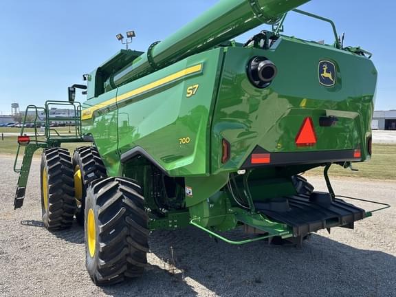 Image of John Deere S7 700 equipment image 2