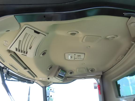 Image of John Deere S7 700 equipment image 3