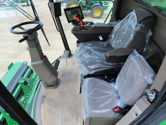 Image of John Deere S7 700 equipment image 4