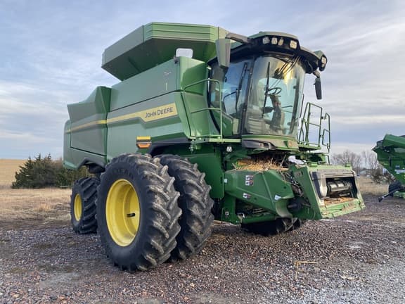 Image of John Deere S7 700 equipment image 1
