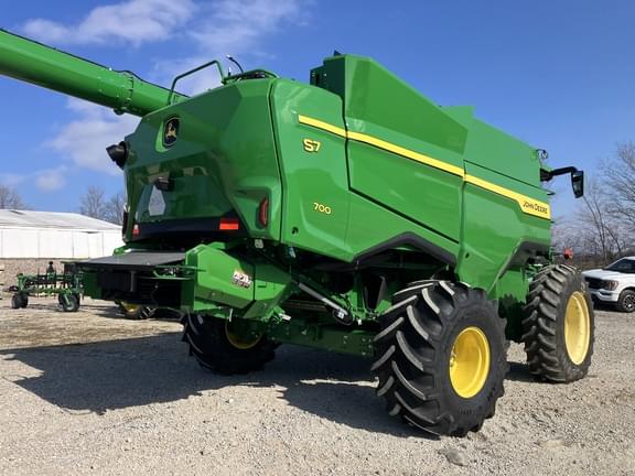 Image of John Deere S7 700 equipment image 2